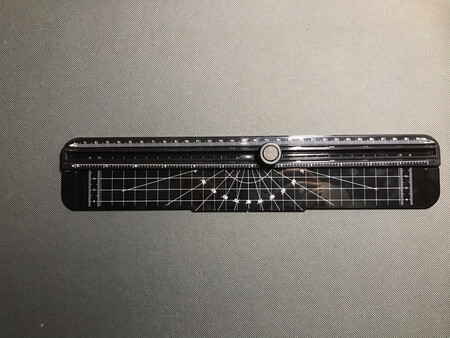 设计很巧妙，用来裁相纸很轻松，横平竖直，也很安全，不用担心小朋友受伤。