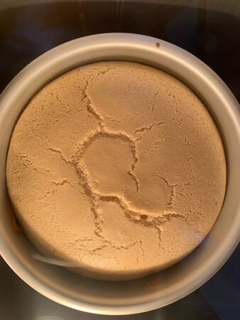 戚风要用阳极模，不粘膜不容易爬高，换了模具成功率大大提升哇，又有信心烘培啦～
这套不仅颜值高高并且有两种底部可以选择，一套抵两套模具的功能，活动优惠的时候非常值得入手。
实际上也没有那么难洗，还好还好。