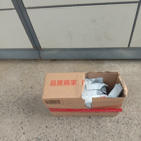 收到在智能柜取出来就这样了，什么服务？不知道又没有以真换假。