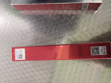 适合人群：有黑眼圈的爱美女士或者男士。
使用方式：先挤出适量膏体涂抹到眼周围，然后打开震动开关，按摩眼周，直到膏体吸收。
淡纹能力：应该还可以吧，黑眼圈较多，我细纹基本上没有。
抗皱能力：应该还可以吧，我油性皮肤，基本上没有皱纹。
吸收程度：吸收很好，膏体比较细腻，按摩使吸收速度更加快速。