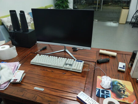 开机轻快的，也不卡，清晰度也不错。物流也挺快的。
