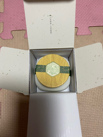 非常nice，快递包装完好，没有任何污损，瓶身堪称一件绝妙的艺术品，膏体雪白，淡淡的散发出宜人的清香，抹在脸上，瞬间吸收，润润的，不油腻，保湿性强。