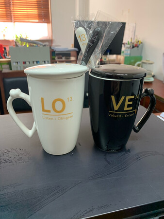 以前买的一对杯子，有一个打碎了，一个上面是老头儿，一个上面是老太，都笑眯眯的，我很喜欢。这次买的一对有些正式，没有童话般的色彩，但是很庄重，我很喜欢，黑白是永远的经典色，反过来配色的杯勺，很耐看，用来喝咖啡，嗯有感觉！