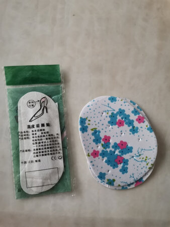 没想到这个价位还能买到这么不错的靴子，物超所值啊！唯一一点就是腿围有点小，不过凑合可以塞进去，期待自己瘦点会更舒服，减肥的动力！哈哈哈！贴心的店家还送了小礼物?谢谢啦！还会继续光临?