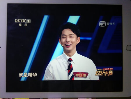 外观材质：金属外观 特别好
屏幕效果：屏幕看起来也特别清晰
运行速度：速度很快
轻薄程度：便携 轻薄