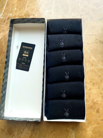 第一回买花花公子的袜子，面料是纯棉的，摸起来很舒服。之前在小店买的袜子老公穿了老感觉脚臭。这个袜子老公穿了两双了，洗了也不起球。厚薄度适中，这个季节，他说穿着挺舒服的，好像真的不臭脚。价格也比较实惠，下回有需要的话会回购的。