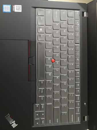 新买的thinkpad配上键盘膜感觉好看了很多，也防尘防油腻，配送很快很满意