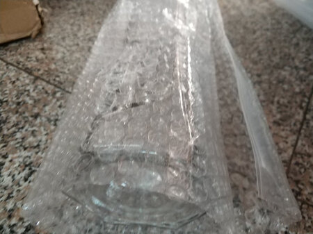 昨天下午下单，今天到货，小哥很负责，送货上门，以为双11会慢些，没想到还是那么快，小东服务真是没得说。瓶子质量还行，品质稍差，毕竟价格摆在那里，家里自用可以，送人换个。还是要点个赞。