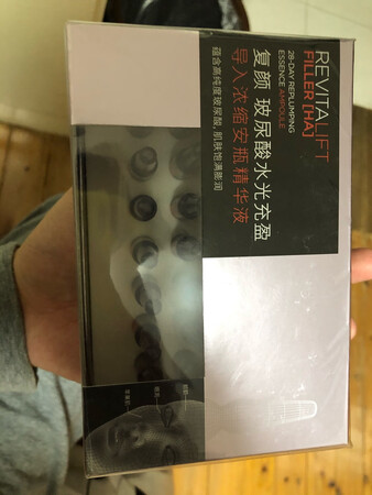 使用感受：刚上手的时候挺粘稠的，有点像油的质感，但是在手在脸上拍打一段时间之后就会被皮肤吸收适合肤质：我是油性痘痘肌，长了七八年的痘了，这款精华用了之后完全没有任何不适吸收效果：这个精华需要拍打一段时间之后，才能被吸收保湿效果：保湿效果很不错，我晚上用完之后第2天早上醒来，鼻翼两侧不会出油。其他特色：分瓶包装的设计非常好，一次一瓶，每次都是晚上使用，用完之后直接睡觉，第2天皮肤不会太油很好的一款产品是双11期间买的，嗯，京东优惠力度比~旗舰店和~易购都要大，快递很快。快递小哥服务态度好。性价比高。