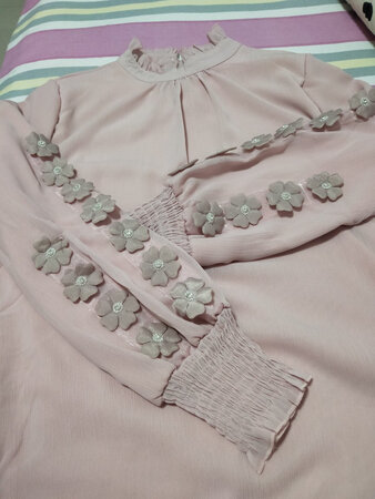 衣服收到了跟商家描述的一样。姑娘穿上很漂亮。美美的。非常谢谢老板！快递也很给力。???