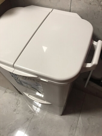 产品没有异味，做工也可以，但我觉得材质不是很厚实，有点单薄。