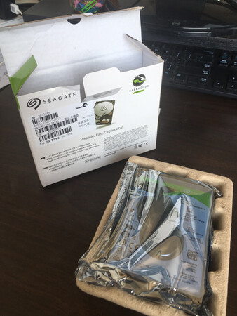 传输速度：传输速度快，符合机械硬盘在SATA3.0下的传输速度
体积容量：体积较小，正常2.5机械硬盘的体积
到手价格：价格比较优惠，赶上双十一了，送货速度快
兼容属性：兼容性好，windows7，windows10都能用，直插主板，转接usb2.0-3.0都可以用，pgt分区和**r分区都行
包装比较简单，防护到位，外观无损坏