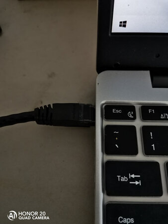 产品质量：还行，但是不知道为什么插电脑以后，过一会自动关机，不知道是不是冲突，而且有时候插电脑网线的部位，老是不稳定，动不动老是掉线