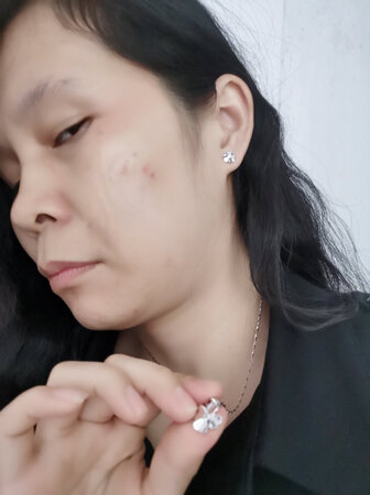 已收到宝贝，很有光泽，很好看，是不是纯银，就不知道，还算满意