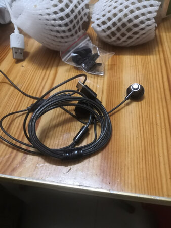 做工质感：看着不错，线会不会细了点，不知道结实不结实
音质音效：音质很好，不是那种低音炮类型的，吃鸡很适合
舒适度：培配有大小两种头，可以面对不同的耳朵