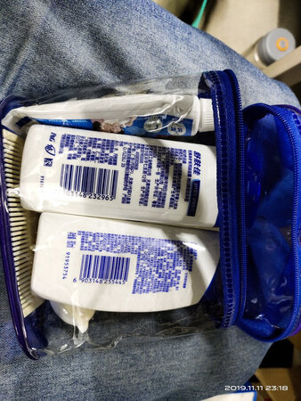 便携性能：小巧便携
产品材质：塑料材质包装
适合人群：旅行在外的人群
适用场景：洗浴用品
其他特色：包装带子略显劣质