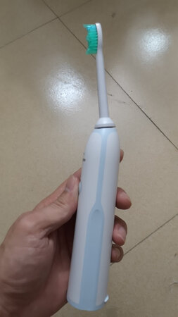飞利浦的电动牙刷感觉始终还是业界第一的位置，无论从外观的设计还是实用性方面都非常适合当今的现代人。再次称赞下京东的物流，确实太恐怖了