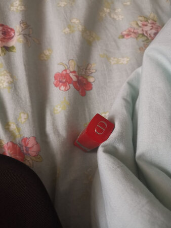 产品质感：质感比较细腻，是好东东，抹上以后不干燥那种，特别好
产品颜色：属于正红色，特别适合我这皮肤黑暗的，显白，如果皮肤白的人抹上应该很显艳丽性感那种
适合肤色：暗黑肤色
持久效果：基本上着色持久