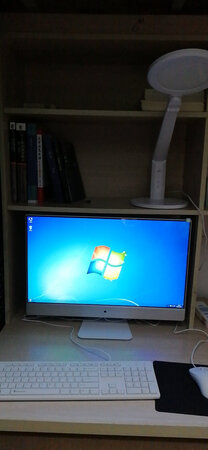 细致分析电脑的配置：
CPU： i7-2640M
在电脑中应该算是入门级配置了吧，2.8GHz,睿频3.5GHz，Sandy Bridge架构，能达到吃鸡的中等画质标准，参数的话可以到英特尔官网去搜，大致上和i5的第五代差不多（应该说还要好一点）
显卡：GT1040
很遗憾并不是GTX，不过，这款入门级显卡的表现非常优秀，可以与GTX770媲美，但在鲁大师测评上堪比GTX1050,可以支持大多数主流游戏，办公的话可以做一些简单剪辑，另外，Windows10不兼容这款显卡，所以这部电脑的系统是Window7也算是一种折中的考虑吧
内存：8G DDR3 1600
表现出色，基本上不会出现内存不够用的情况，而且速度很快。
硬盘:M.2 SSD 480GB
实际上并没有480GB,大概450GB左右吧，很正常的情况，你的U盘也肯定不是整齐的8G，16G，速度很快，鲁大师上锤爆了71%的用户
总评：个人认为基本上相当于4000多的笔记本电脑，鲁大师跑分大约10万，够你用了。