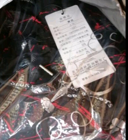衣服质量很好，做工精细，款式简单大方，料子摸着很舒服，大小合适，穿上很帅气，颜色也很喜欢，价格实惠，值得购买