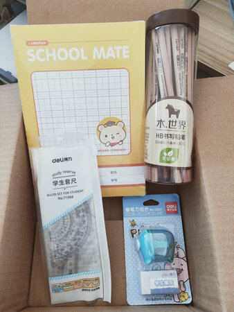 做工精致手感非常好，包装也很漂亮，厚度适中。