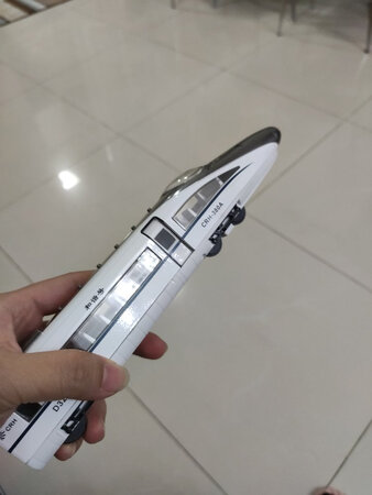长的火车头不会亮，速度也很慢，换了电池也不行。