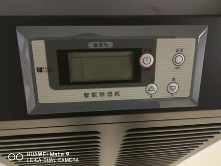 插头是空调型的，没有转换头不能直接插普通插座。东西收到还没法试机，等配送的转换头到再试。机子外观看起还不错，胖胖的个头，效果应该不错。