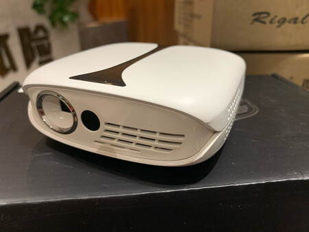 外形外观：外形很有性，很大一方面冲着外形买的。
操作难易：操作非常简单，逻辑清晰不卡顿。
公司给员工发的小礼品，希望大家喜欢，应该能取代电视，屏幕再大也不如投影大。