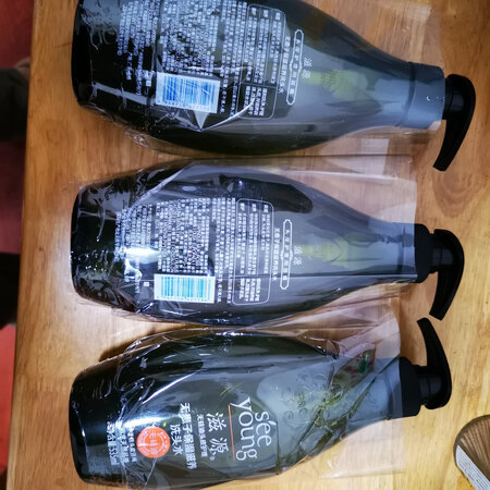 产品香味：淡淡的清香，很喜欢这种香味
其他特色：还是比较喜欢他家的洗发水的，所以一下子囤了几瓶