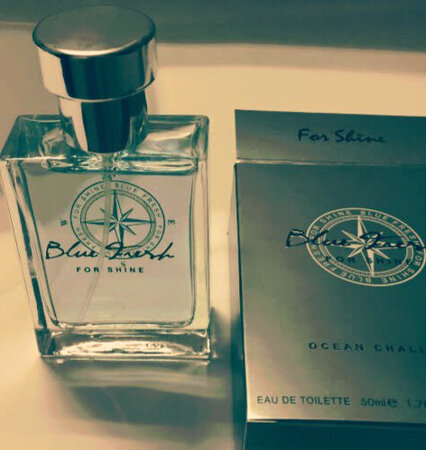 这个买来是准备喷衣柜的。怎么说呢，现在感觉喷衣柜有点可惜了。这款香水的香味比较清冽，即不刺鼻也不腻人。一般香味比较清淡的香水味道散发的比较快，这款留香时间比较长，不止是衣柜，我的房间在很长时间里一直都有一点淡淡的清香。对于这个价位这款香水是超值的。