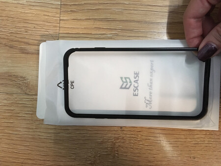 手感还是挺好的，这种边框式的保护套，比起完整的保护套要贵，但对于手机边边的保护还不错，套上以后，手机掉地上也不会下来。
套上手机要对准，开关部分和音量键先套好，其他的直接就进去了。之前SE也是用的这种款哈，8这次买的也是这种。
如果担心只有边框保护不够，可以再加上前膜和背膜，不过8背部的玻璃比较好看。
包装依旧简单，就套了袋子，里面盒子有点脏，但商品是完好的。之后有闪购活动，可以关注下。