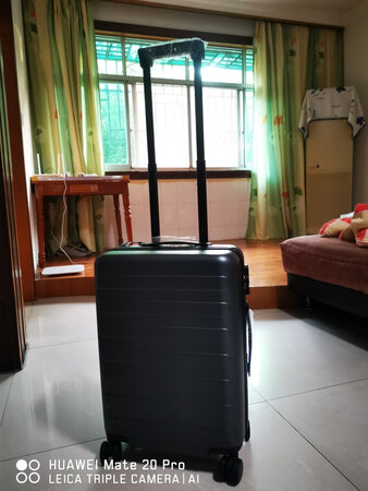 很早就想买行李箱了，之前用的还是读大学时候的地摊货，正好今年旅游的时候办理托运被扔坏。。。对箱子的品牌没什么了解，买过新秀丽的背包，印象很好，但是一查，价格太贵。后面随便逛逛就看到了这款，20寸可以不用托运，而且价格合适，评价也还可以，又有买一送一活动，于是就下单了。到手后第一印象还是不错的，整个箱子的做工，质量都很nice，希望耐用点。
