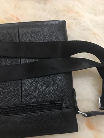 外观颜值：第二次购买同一品牌皮包 对皮质感觉很好 绝对是真皮 而且很结实
材质手感：头层牛皮 很结实 手感厚实
容量空间：够放钱包 钥匙 充电宝 还有耳机小物品 不大的水杯也可以放进去
做工细节：背带有些瑕疵 用打火机处理了 刺绣上有点污渍  不太满意
适用场合：上下班 出门
其他特色：物美价廉 设计很适合日常使用