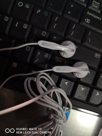 音质音效：清澈透亮，细节表现细腻，有一定的重低音
做工质感：完全符合漫步者大品牌的做工
舒适度：舒适，没有胀痛感