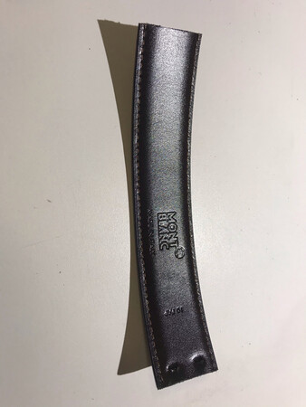 是否正品：做工精美，细节精致，除了包装看着很一般，商品本身很好。
外观颜值：样子简约大方，很有质感，经典。
长宽大小：看起来宽度还好，但是上身以后还是感觉细了点，还好我比较瘦，比例适中，由于边缘薄于中间，所以会感觉更窄一点。长度偏长，我剪掉了25厘米，有点心疼啊，哈哈。