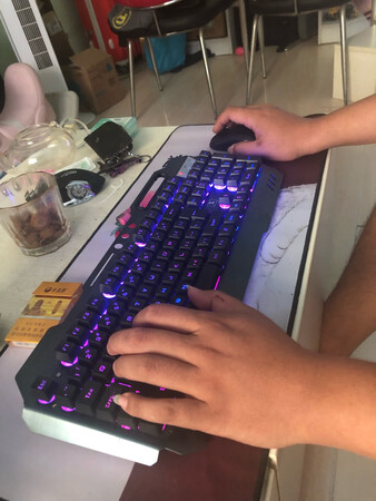 声音不吵，一整套很值，就是说一年就充两回电夸张了，一个月已经充了两回了