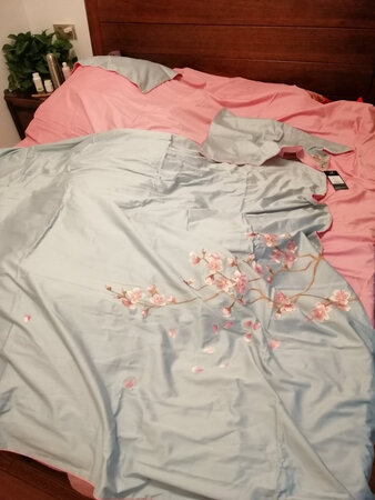 漂亮，手感很滑，冬天的话有点薄，夏天，秋天蛮好，总得来说，不错