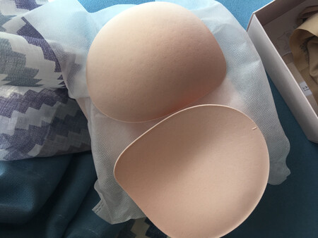 包装完美， 穿着方便而舒适，就是水洗的时候有点味道。