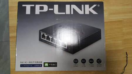 千兆小交换机，可以放进墙壁里的信息箱里面，配合千兆的AP面板很不错。日常的功能都有。