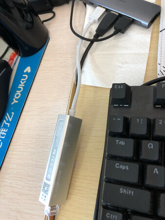 只有usb插口，连接上后内部蓝光不停闪烁，usb插口有点不对位。劲