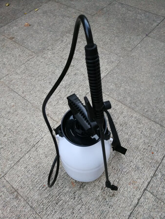 家里花草比较多，手提的浇水壶拎着手酸，而且喷嘴比较短，高处洒不到，这个可以背着，外形美观，还有加长杆，非常方便，4升容量正好，浇水喷药都可以，密封性挺好，园艺必备，希望可以耐用，京东送货快，服务很好，活动价格很划算