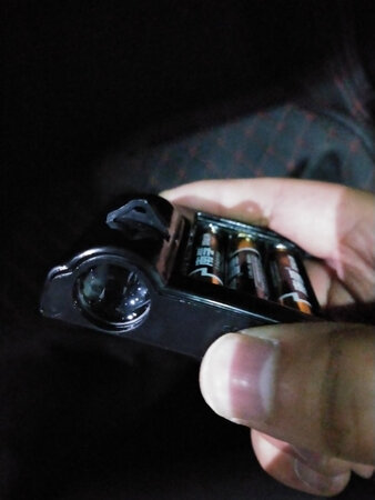收到的东西就是坏的，要求商家补发，商家不愿意要求把坏的寄回去才换新的，觉得没必要了，本来就没多少钱，自己认倒霉吧！