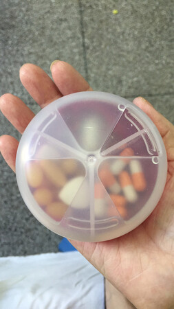 没有磨擦力，开的时候很民劲，不是很好用，一共三格