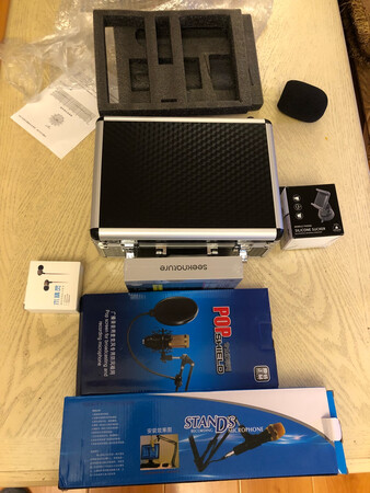 收到了，安装简单，试了一下挺好用的，声音也清晰，还有一些小功能非常好，不管是直播还是唱歌还是很不错的，还可以变声，很赞。没有杂音录音听起来也很清晰