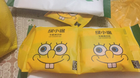 快递超快，清洁袋质量超好，而且很方便放车上一贴就可以了，还送了小礼品，物超所值