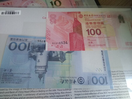 正品带册。这个只能是港人预约平台上限量兑换，要港币*单张。大陆只有购买渠道。该店秒杀*元很实惠，比其他店铺便宜很多。喜欢的朋友不容错过。