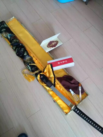 好刀。很沉，细纹漂亮，打好油了，还送了护理油和小刷子。刀鞘也很漂亮。很有质感的一把刀。放在家里镇宅。值得购买。
