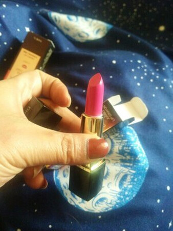 一开始我觉得送的这个口红肯定没多好，很劣质的那种。拆开包装一看，口红外壳很好看，涂起来也很漂亮。洗面奶还有爽肤水的味道很香，素颜霜涂上去也挺自然漂亮的，bb霜配合口红涂咬唇妆不错。很好，三十块能买到这么多真的物美价廉好。