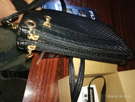 书包面料样式不错，有一点小，但也够了，加运费也很实惠，非常喜欢。