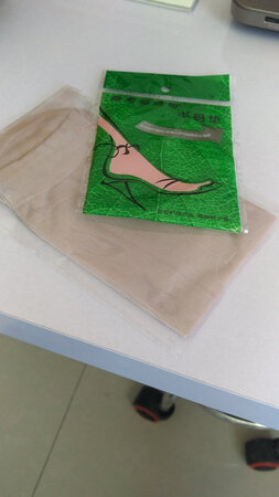 很合适的鞋子，还送了丝袜和脚垫，穿上挺舒服的，很满意